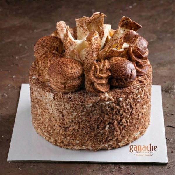 Profiterollü Muzlu Fıstıklı Pasta