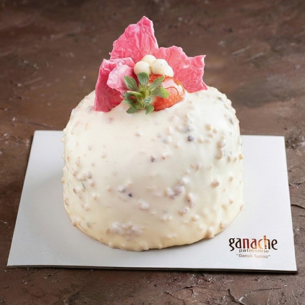 Çilekli Muzlu Fındıklı Pasta