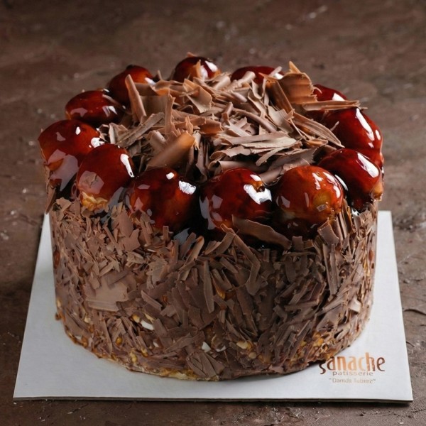 Kestaneli Profiterol Soslu Pasta