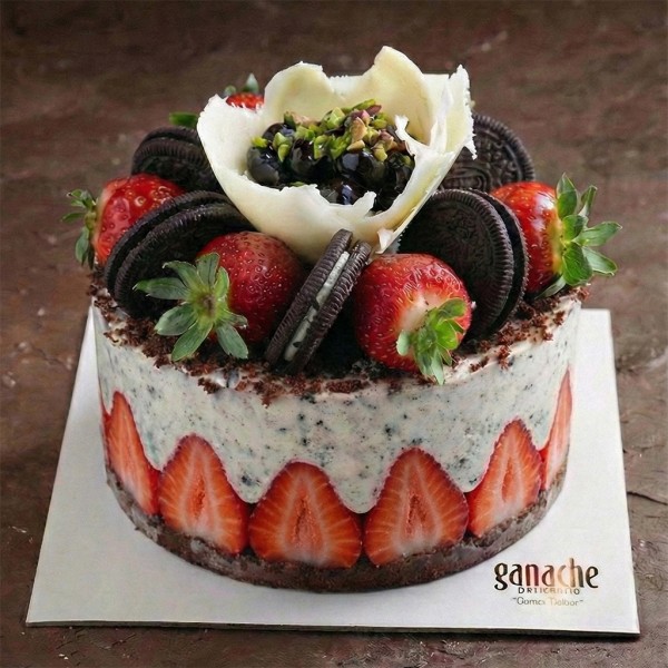 Çilekli Oreolu Fıstıklı Pasta